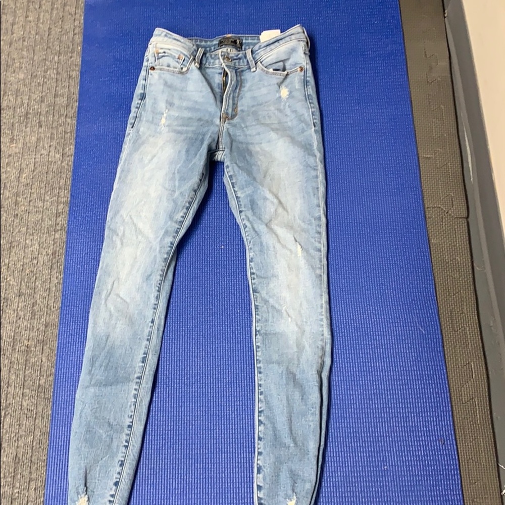 Mid Rise Crop Jeans